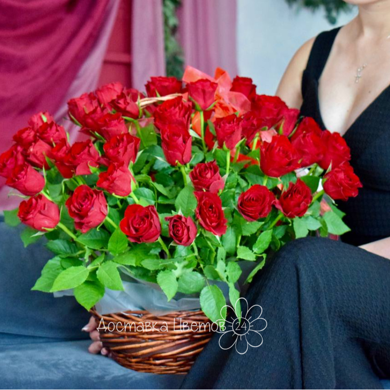 Корзина с красными розами «Алая империя»