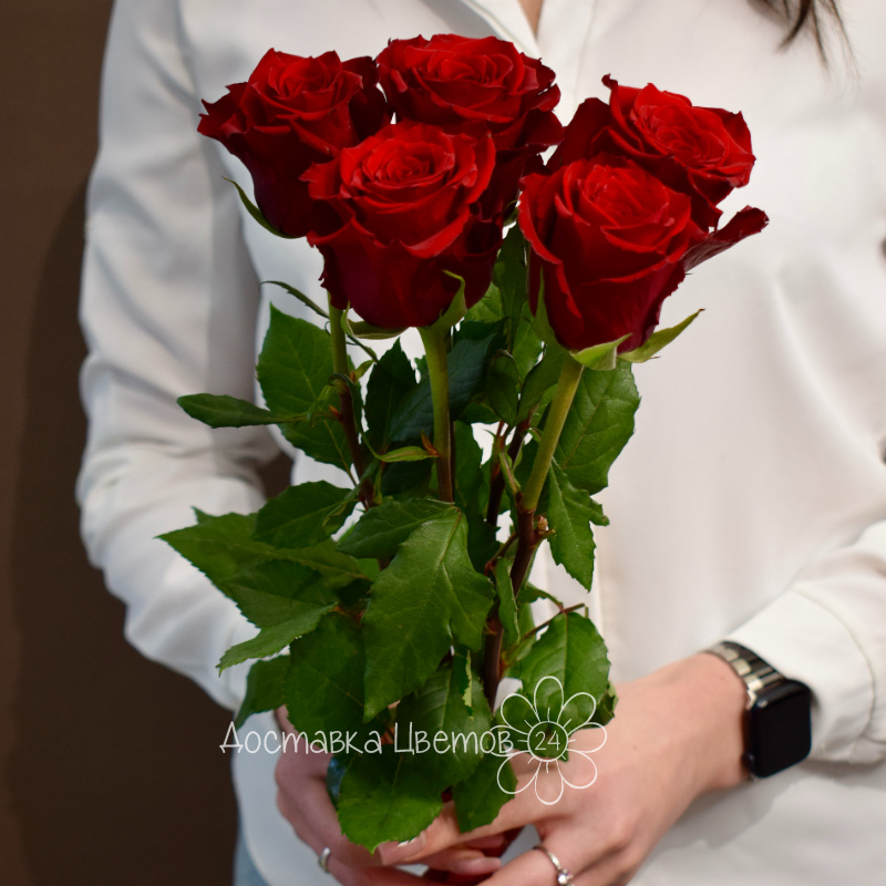 Букет 5 красных роз  1