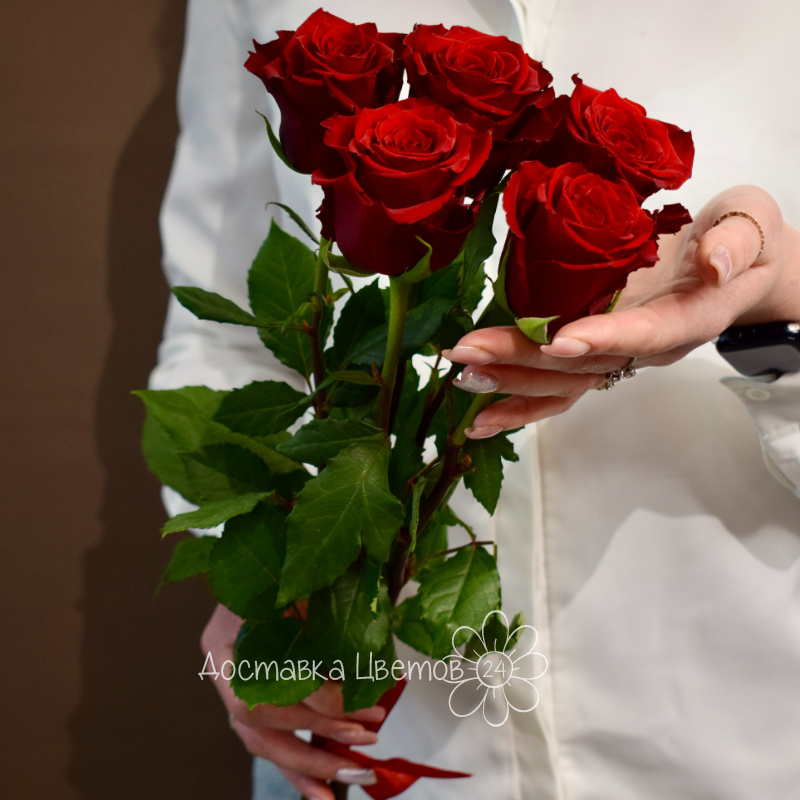 Букет из 5 роз красных