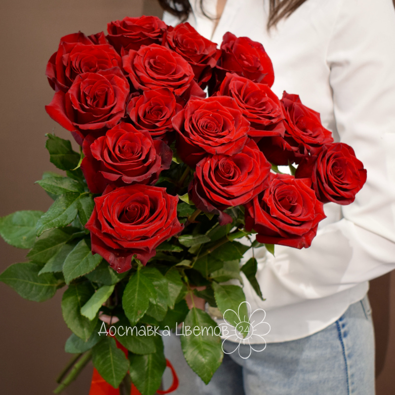 Букет 15 роз красных