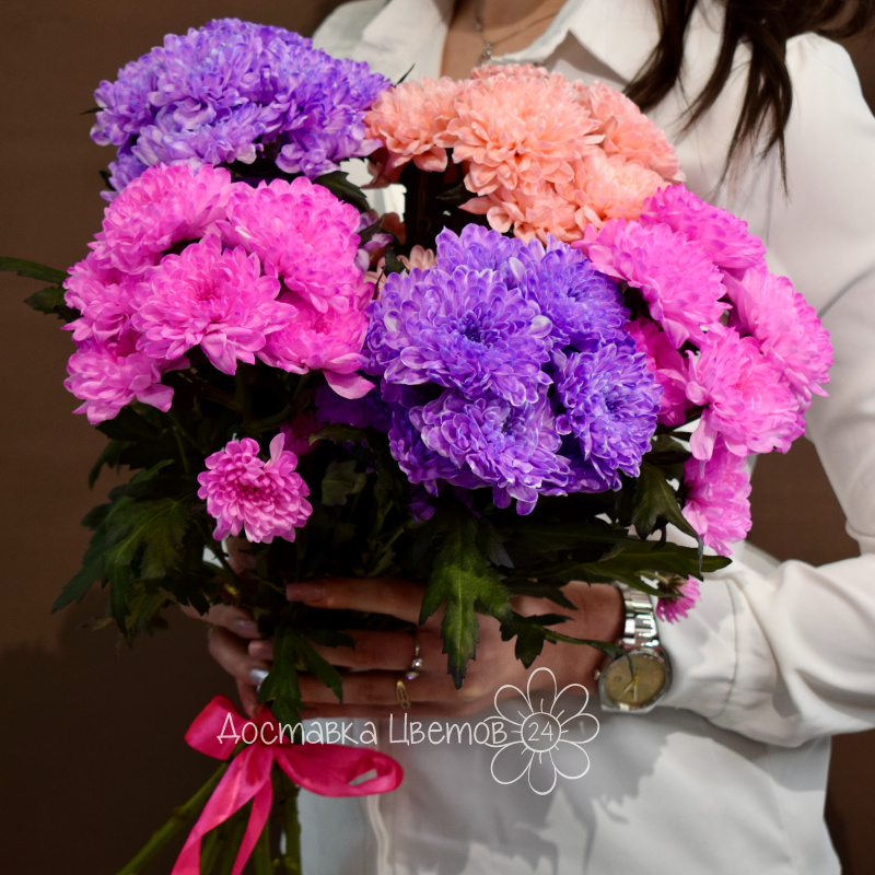 Букет из 5 хризантем цветных 1